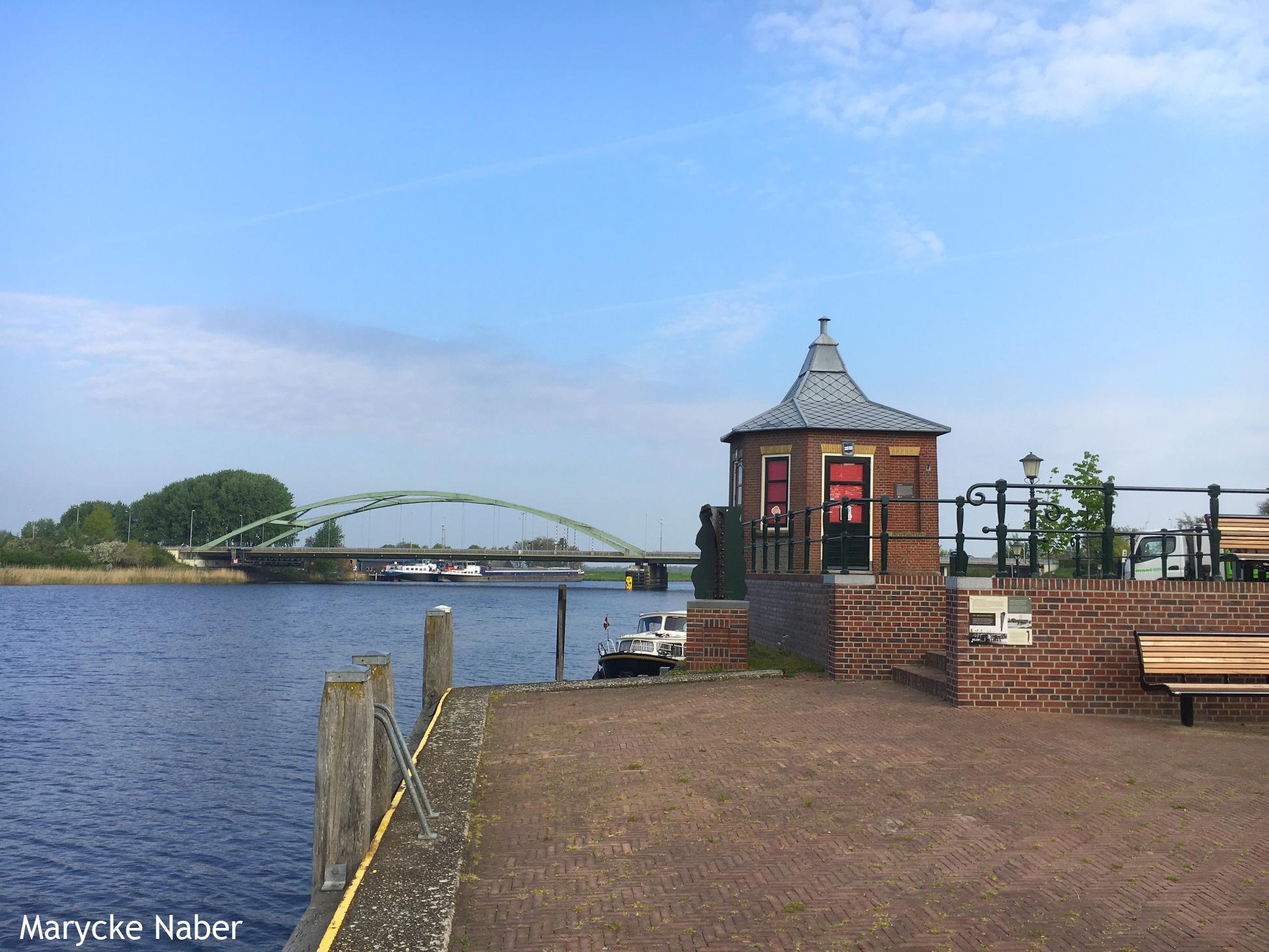 Zwarte Water en brugwachtershuisje van voormalige Van Nahuysbrug