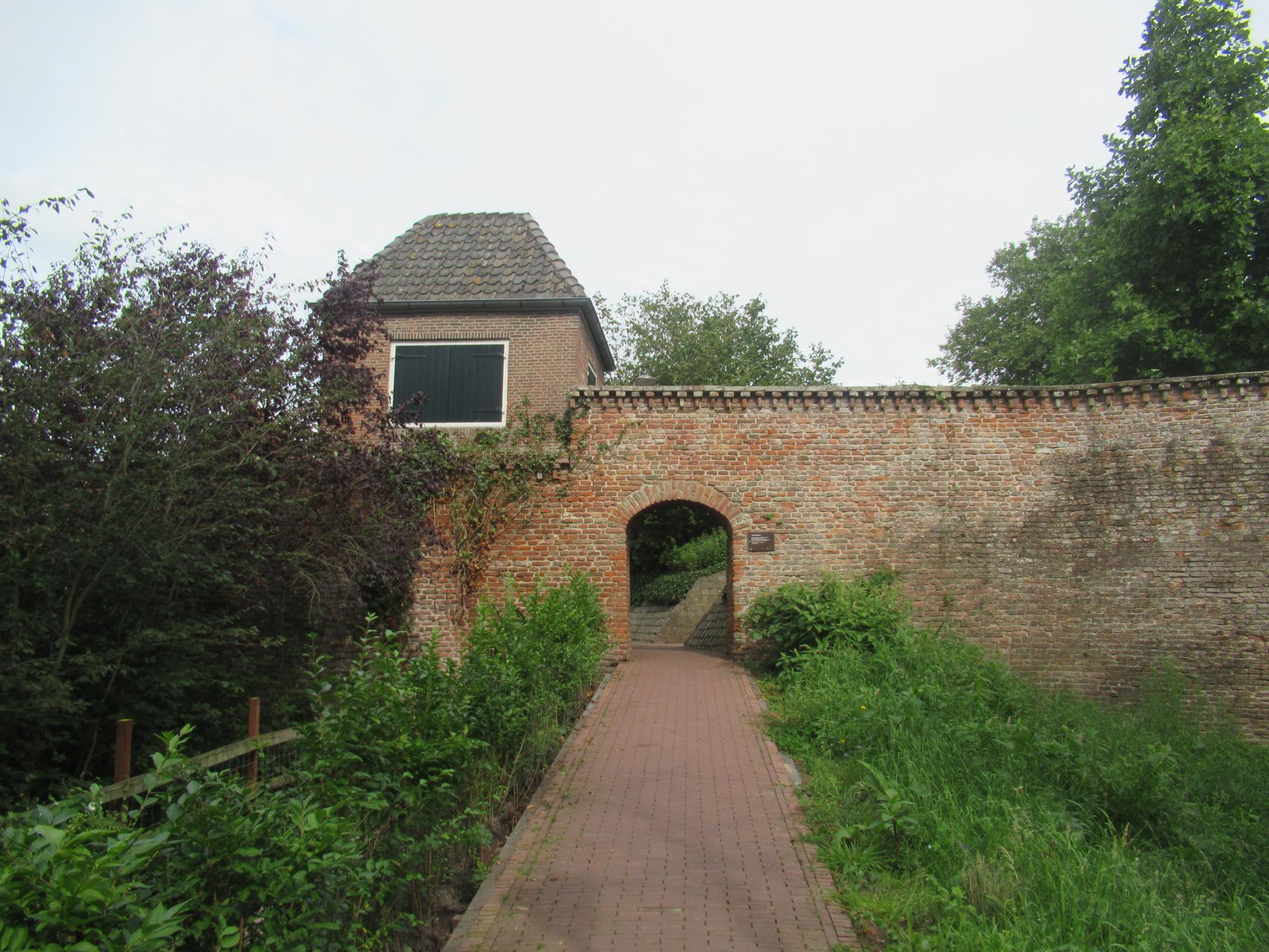 Het Daendels-poortje in de oude stadsmuur van Hattem 