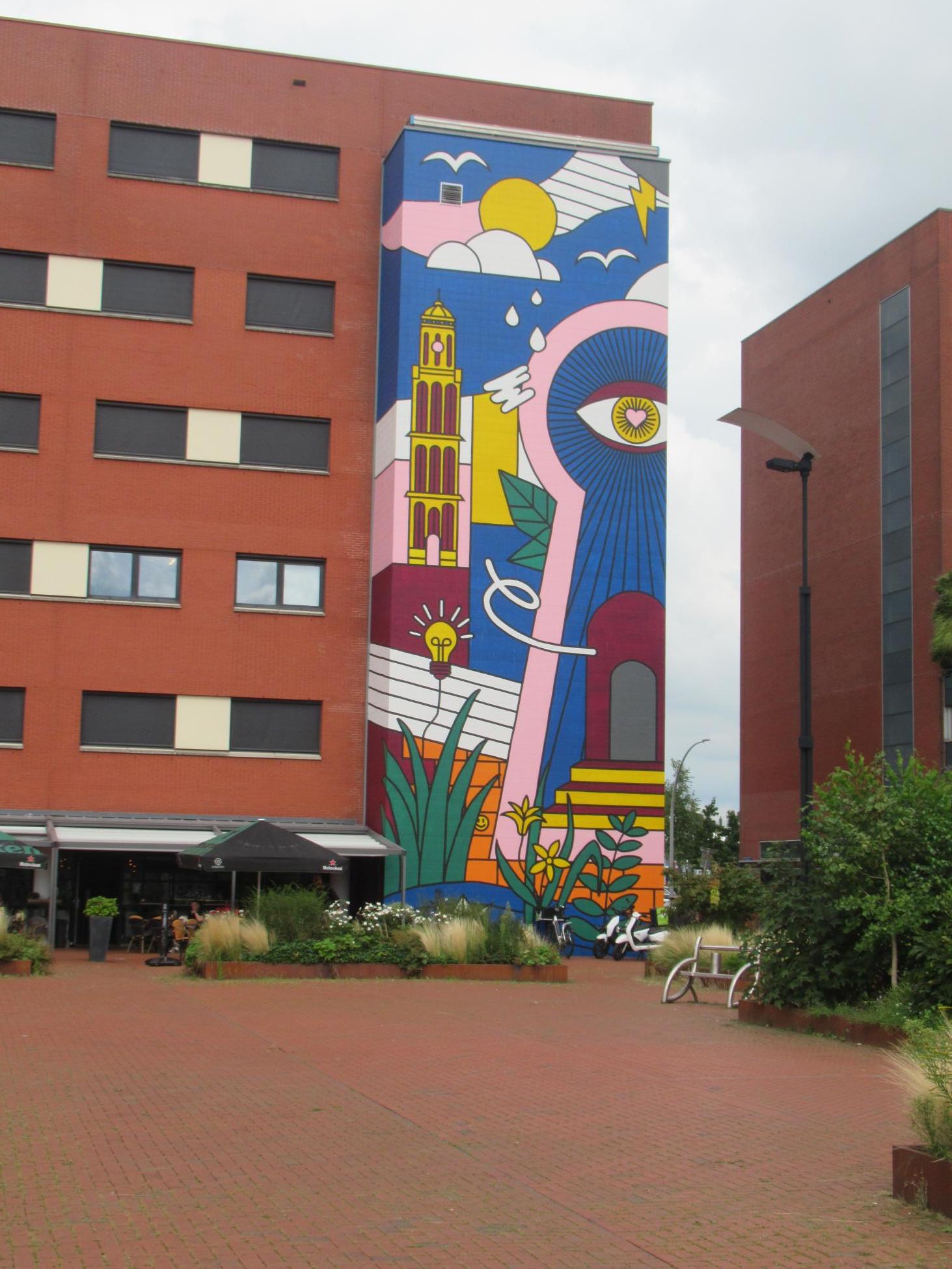 Muurschildering bij modern gebouw in de buurt van het station van Zwolle 