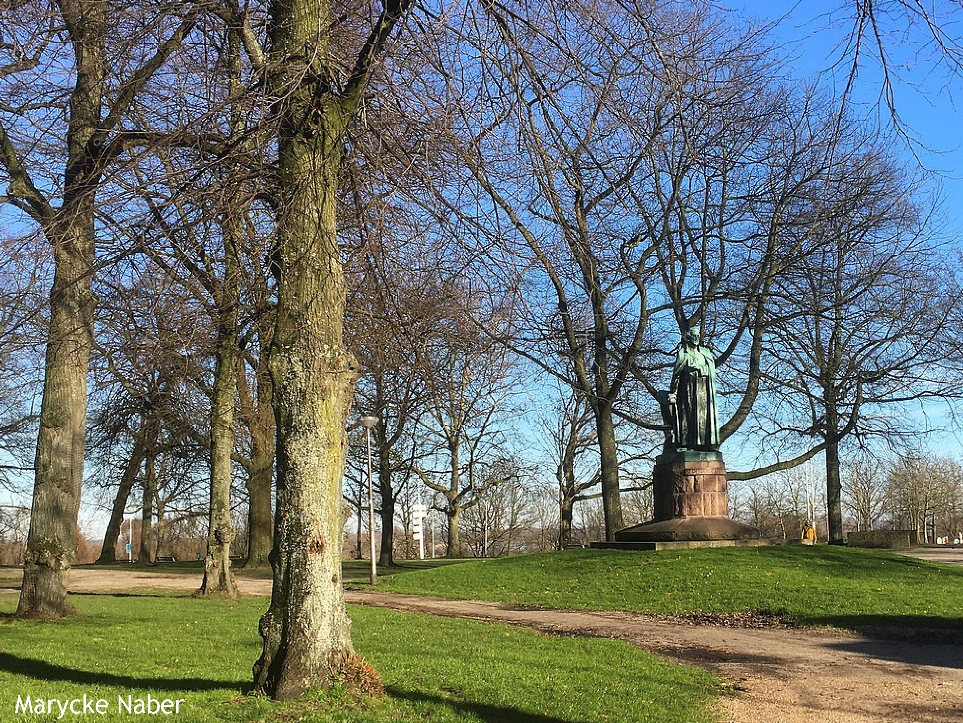 Hunnerpark met standbeeld van Petrus Canisius